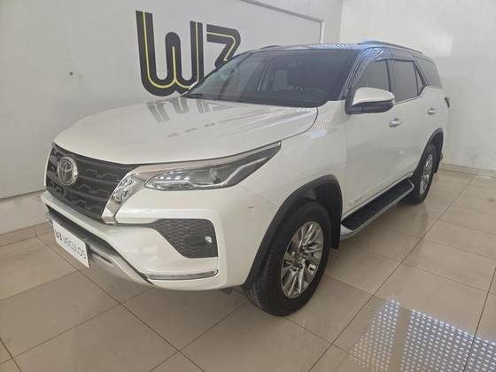 TOYOTA HILUX SW4 2.8 D-4D TURBO DIESEL SRX 7L 4X4 AUTOMÁTICO